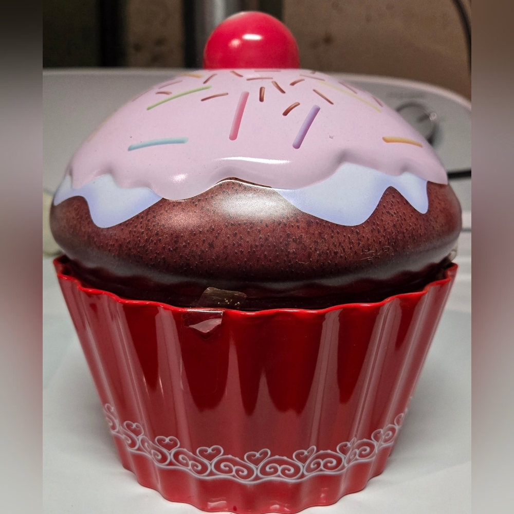 Vintage Metal Target Cupcake Container Storage, never opened